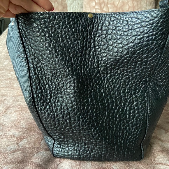 BURBERRY ROMANIA BLACK LEATHER TOTE - Picture 15 of 16